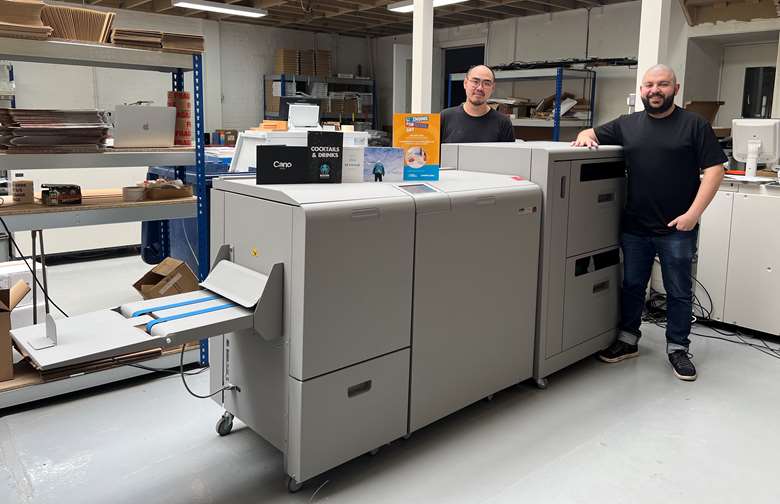 team photo in the apprintable online printing factory