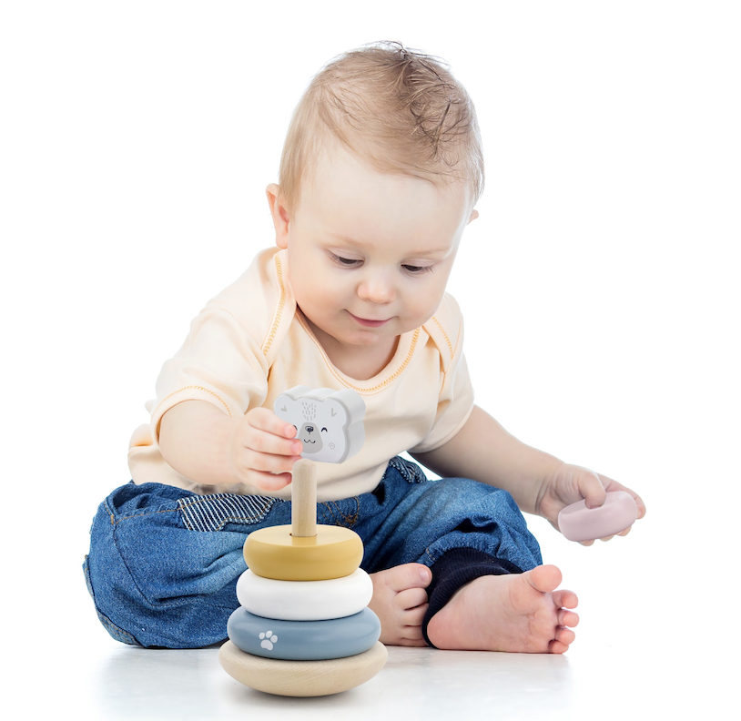 Baby spielt mit Stapelturm | Quelle: supermami.ch