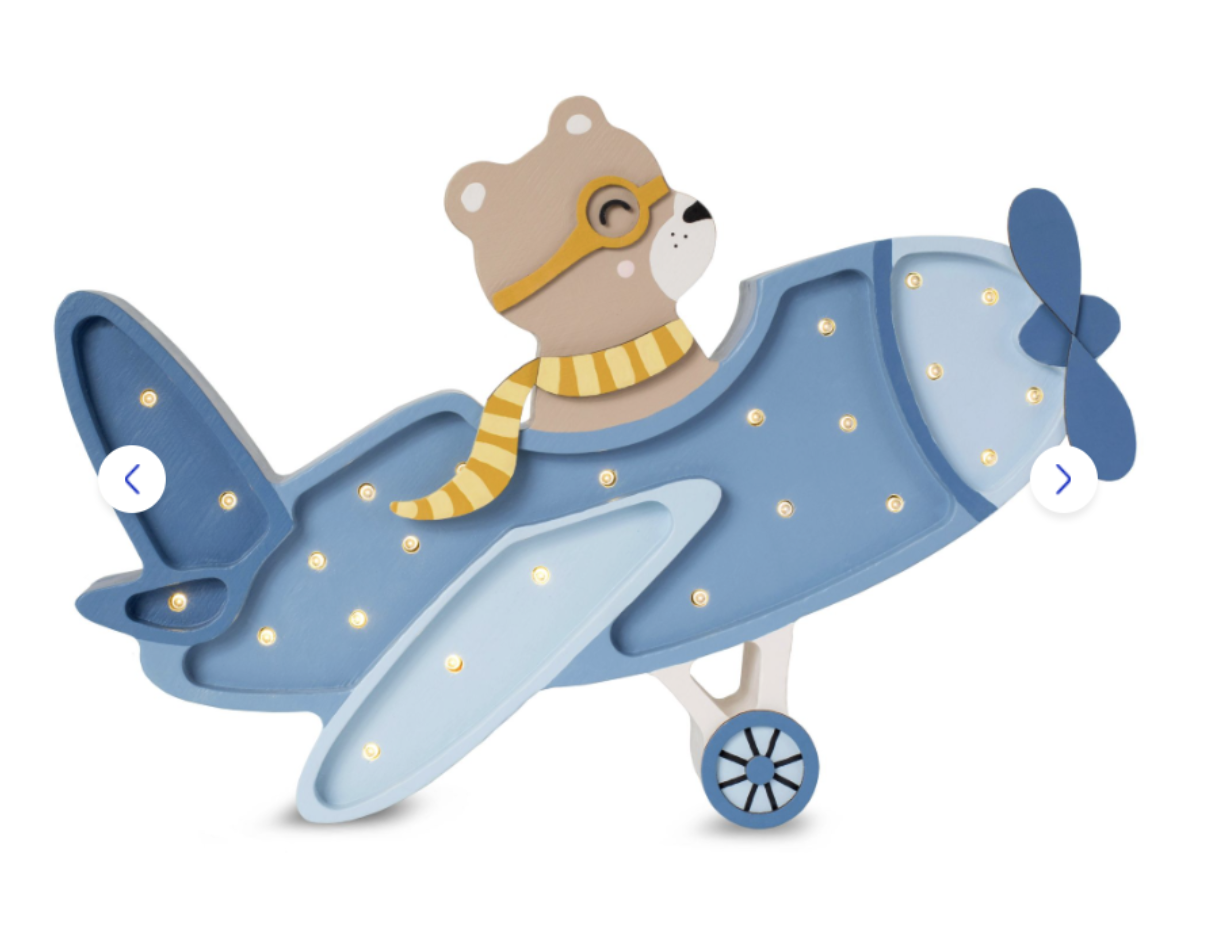 Verspielte Wandleuchte für Kinder in Form eines Bären im Flugzeug mit leuchtenden LED-Punkten. | Quelle: supermami.ch