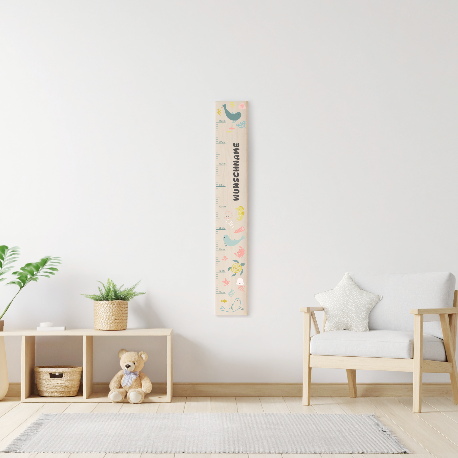 Alt-Attribut: Personalisierten Kindermesslatte aus Hol in einem Kinderzimmer. Quelle: https://supermami.ch/personalisierte- produkte/personalisierte-messlatten-aus- holz/messlatte-sea-friends/custom_studio/598/S/