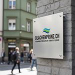 Beispiel Alutafel mit Abstandhalter montiert