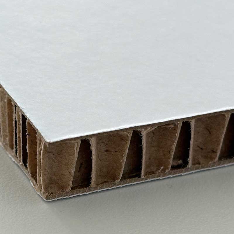 Re-Board ist robust und besteht aus papierschichten