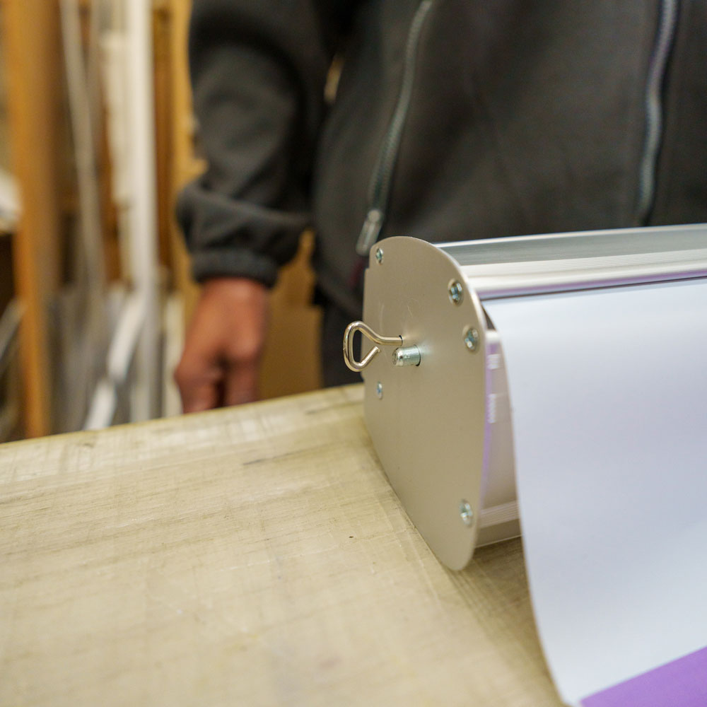 Clé pour bloquer le mécanisme enrouleur du kakémono