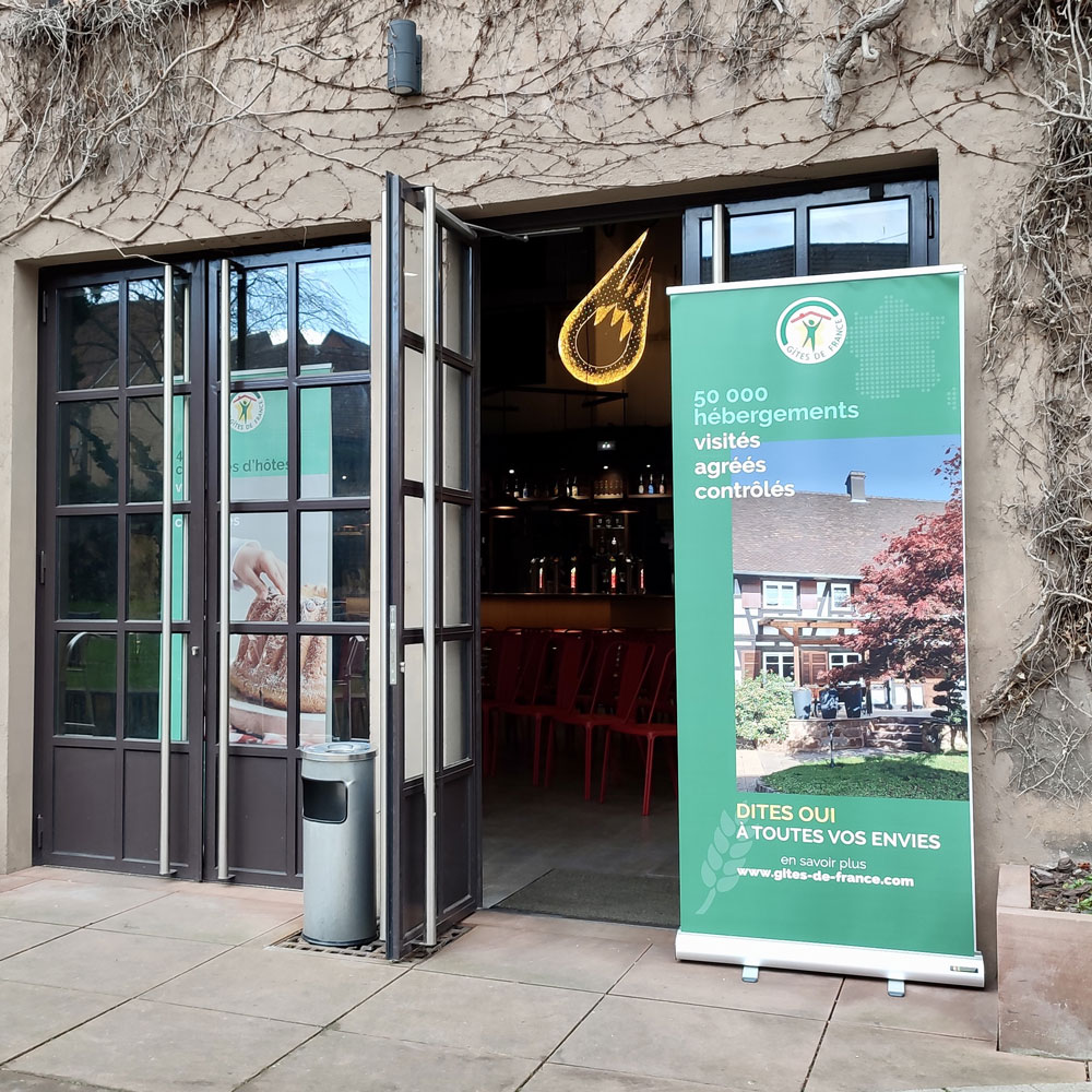 Kakémono enrouleur à l'entrée d'un hôtel
