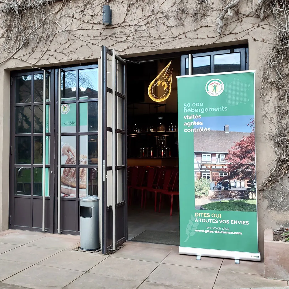 Roll-up (kakémono enrouleur) installé à l’entrée d’un magasin