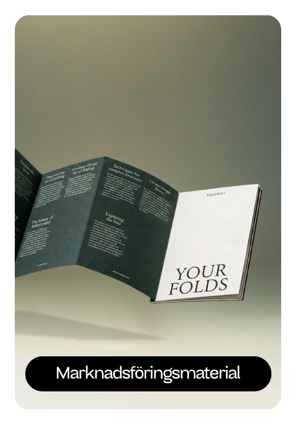 En reklamaffisch i ram på caféets vägg – bilden visar en kaffemilkshake med vispgrädde.