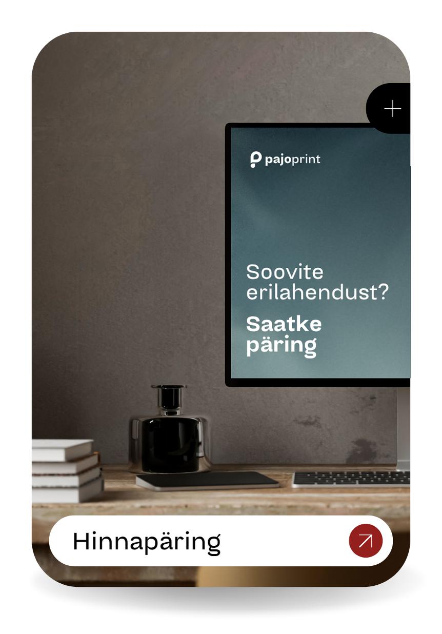 Arvuti ekraan, millel sinisel taustal Pajoprinti logo ja tekst ‘Erilahenduse saamiseks saatke hinnapäring’, trükised karbid