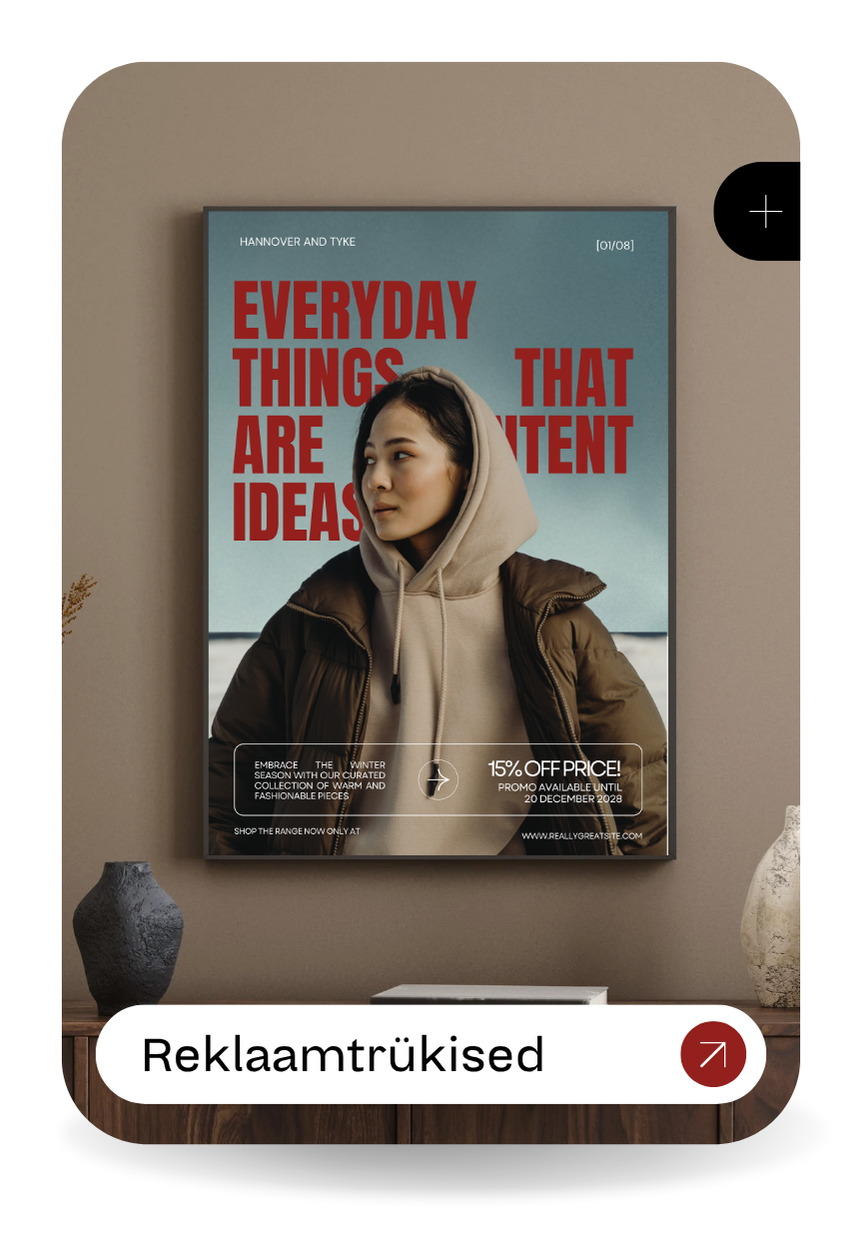 Raamitud reklaamplakat kohviku seinal. pildil on vahukoorega kohvi milkshake.