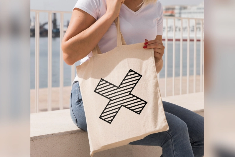 chica con bolsa madrid