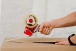 caja con cinta transparente