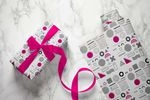 papel y paquete blanco