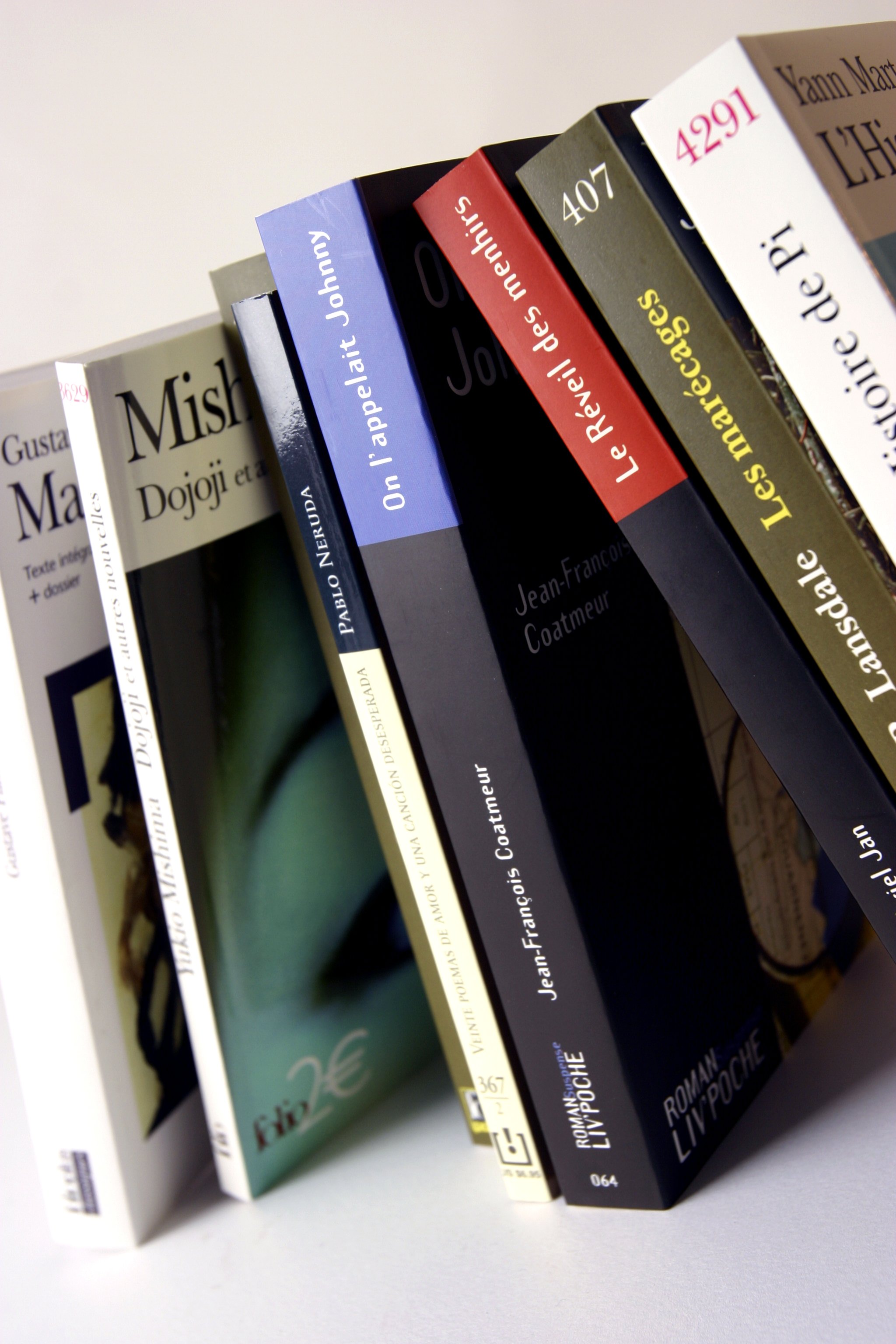 Libros de negro. FORMATO BOLSILLO (hasta 12,7 cm de base)