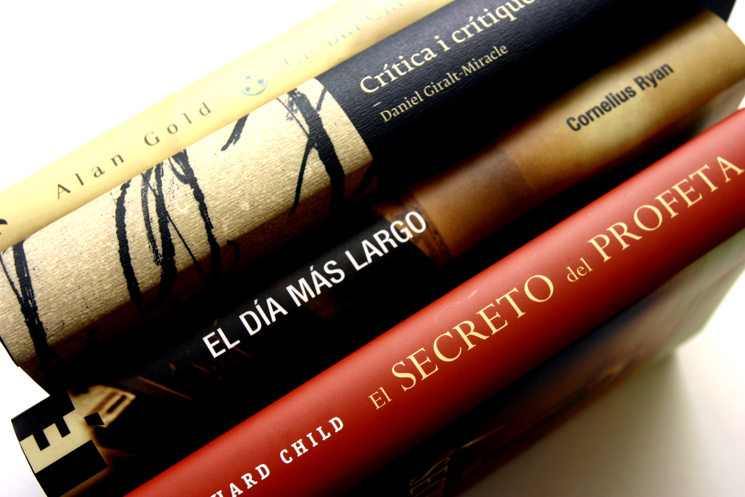Libros de negro. FORMATO TRADE (hasta 17,1 cm de base)