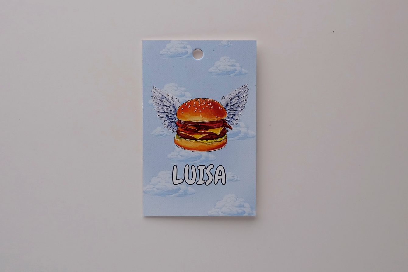 Etiqueta con taladro grande