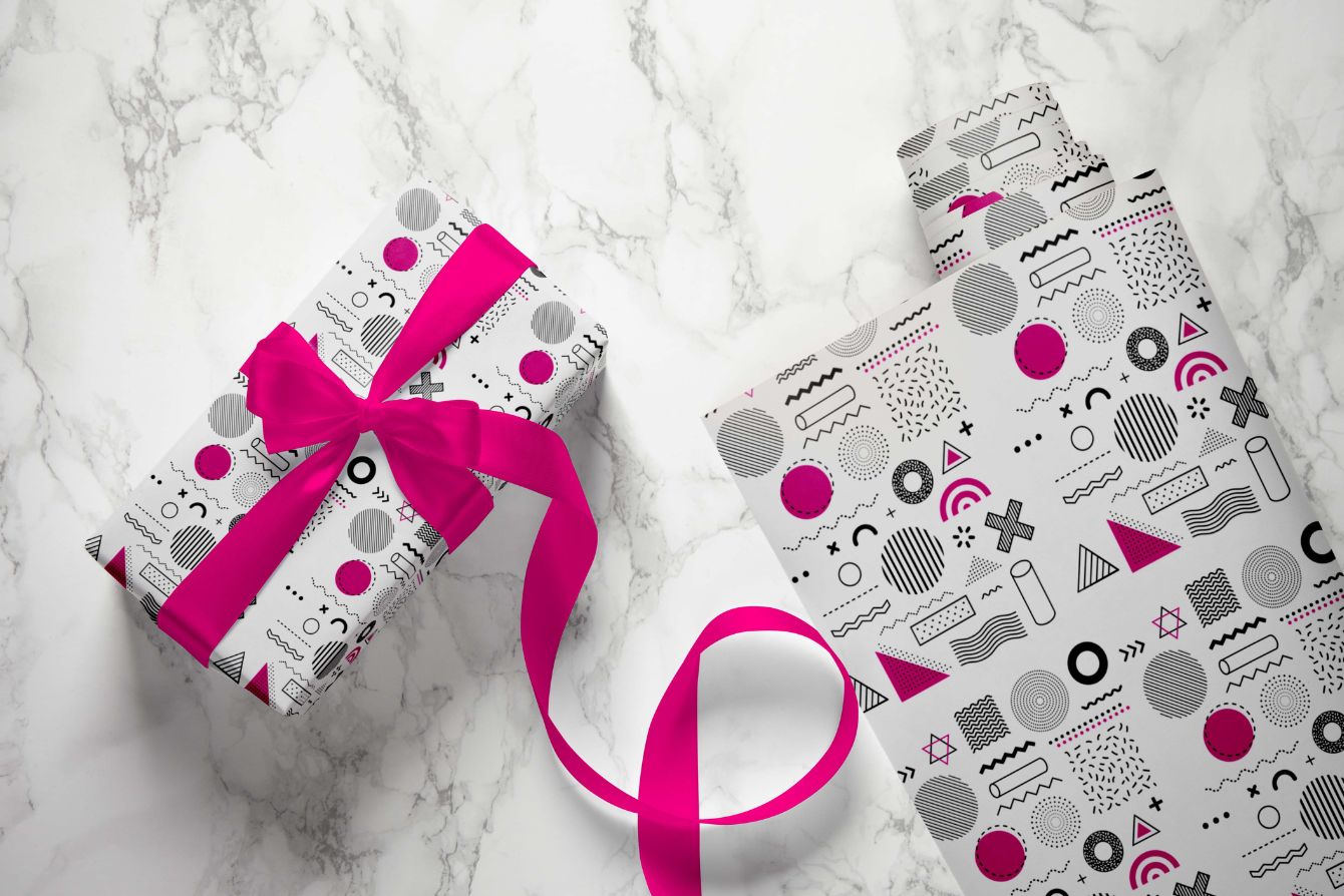 papel y paquete blanco